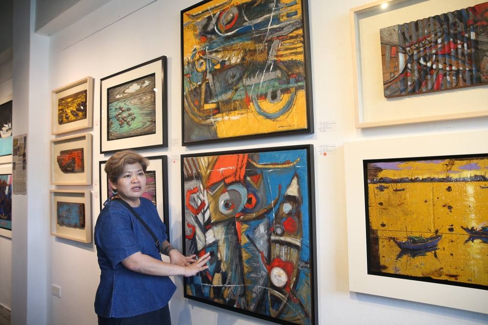 AweGallery founder Dora Ong presenting and explaining Chai’s work using driftwood sourced from fishing villages across the country. — Picture by Yusof Mat Isa