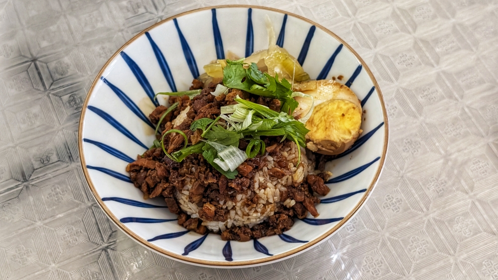 Braised pork rice is the star at Pey Feng Lo Bah Png in Bandar Menjalara, but don’t miss out on the excellent soy sauce chicken