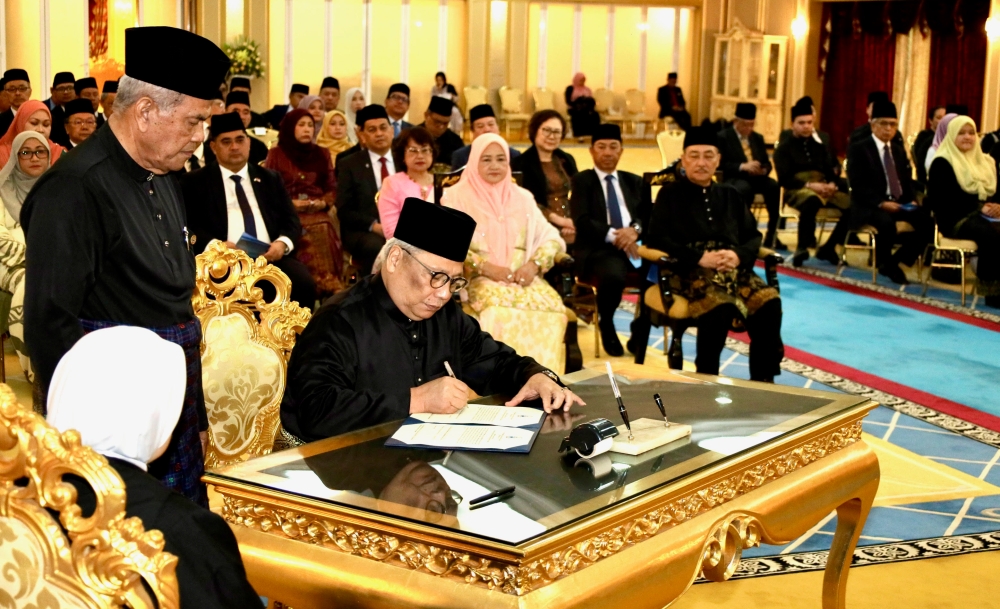 Datuk Seri Kadzim M Yahya signs his appointment document in Kota Kinabalu on Oct 1, 2025. — Sabah Chief Minister’s’ Office pic