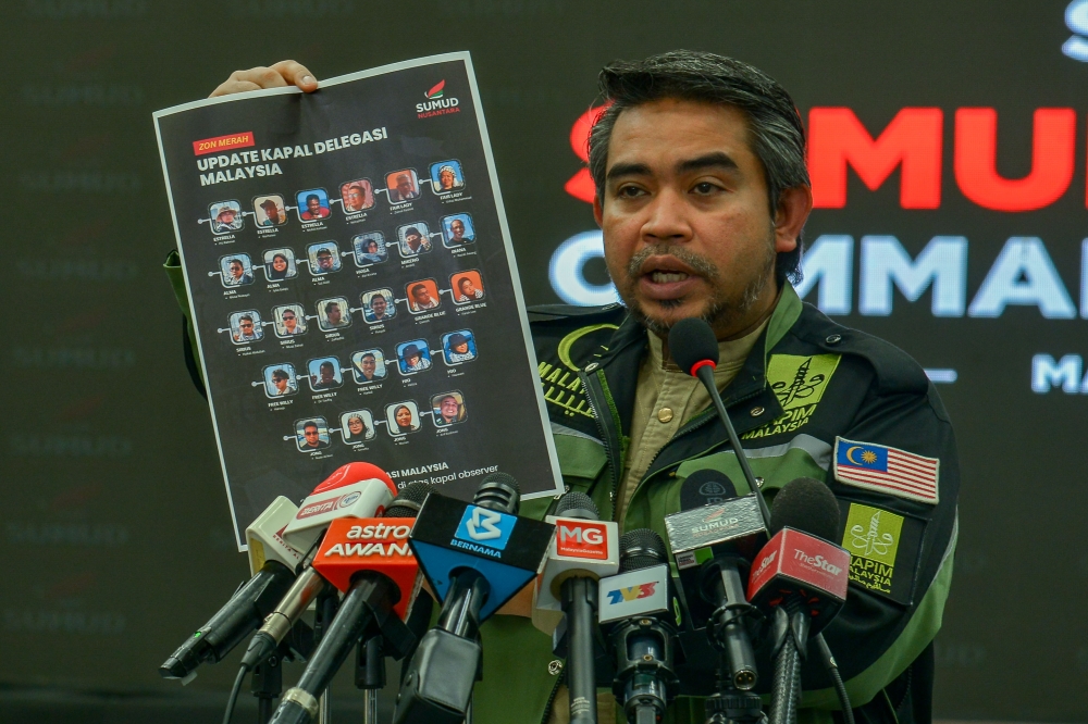 Malaysian Consultative Council of Islamic Organizations (MAPIM) CEO Datuk Dr Ahmad Sani Araby Al-Kahery shows a poster of the Malaysians detained during the Global Sumud Flotilla (GSF) Mission at a press conference in Sepang on Oct 2, 2025. — Bernama pic