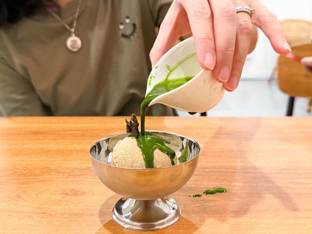 Double the fun with their Tea Affogato series like this unusual pairing of Matcha tea with Oolong Tea ice cream. — Picture by Lee Khang Yi
