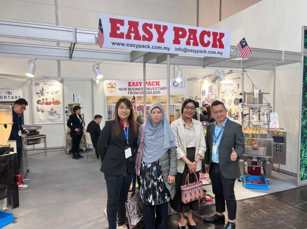 EPB Group’s general manager Goh Toh Sin (right) posing with Matrade’s Trade Commissioner in Frankfurt (Germany) Zuhaila Sedek (second from right) at an exhibition held in Germany. — Picture courtesy of EPB Group