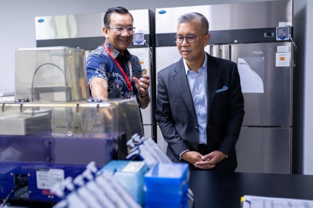 Minister of Investment, Trade and Industry Datuk Seri Utama Tengku Zafrul Aziz (right) during a visit to a local manufacturing facility. — Picture courtesy of Ministry of Investment, Trade and Industry 