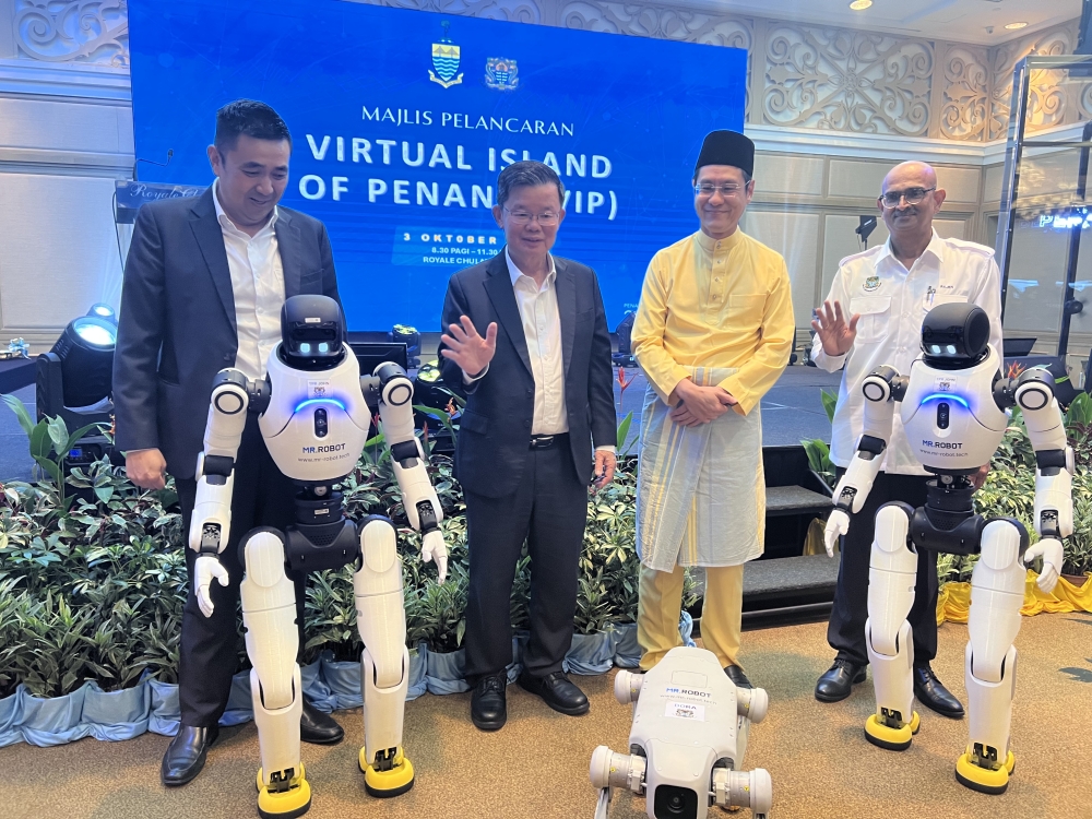 The launch of the Virtual Island of Penang (VIP) platform. From left: state exco Jason H’ng Mooi Lye, Penang Chief Minister Chow Kon Yeow, state exco Zairil Khir Johari, and Penang Island City Council (MBPP) Mayor Datuk A. Rajendran.