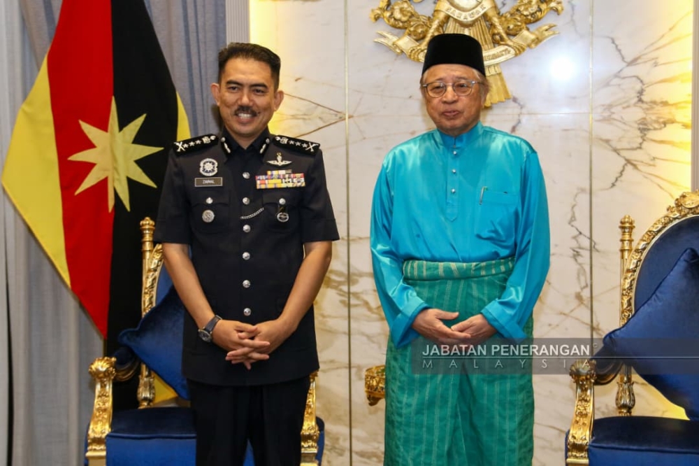 Mohamad Zainal assumes role as Sarawak police chief, pays first visit to Abang Johari