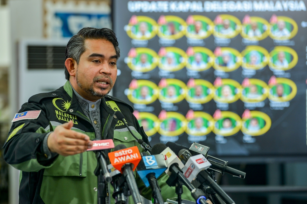 Sumud Nusantara Command Centre director-general Datuk Dr Sani Araby Abdul Alim Araby briefs media staff in Sepang on the situation concerning the Gaza aid flotilla mission on October 3, 2025. — Bernama pic