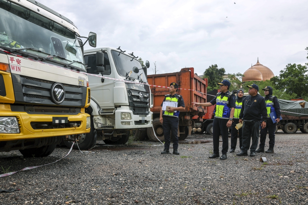 JPJ senior enforcement director Datuk Muhammad Kifli Ma Hassan said that since enforcement began on Oct 1, only 8,130 vehicles have been verified as using SLDs, comprising 513 express buses, 290 tour buses and 7,227 goods vehicles. — Bernama pic