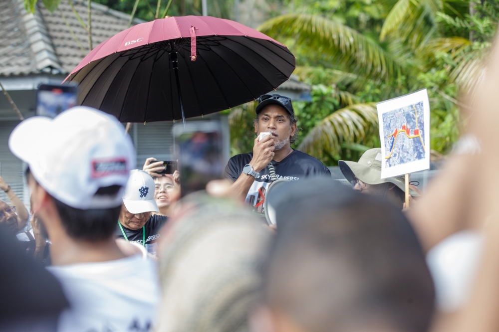 Former health minister Khairy Jamaluddin, speaking as a long-time resident, questioned whether DBKL had carried out a traffic study on Jalan Semantan, the main road that is already heavily congested. — Picture by Raymond Manuel