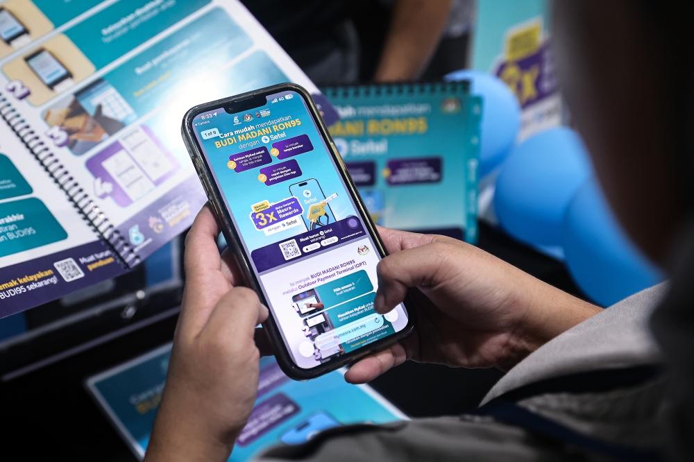 A customer utilises the Setel application to access the Budi Madani RON95 (BUDI95) subsidy at the Petronas Sri Hartamas station in Kuala Lumpur September 30, 2025. — Bernama pic