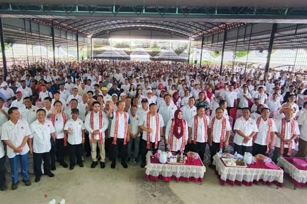 Wetrom (front, seventh from right) with top KDM leaders posing with supporters during the launch of the party’s election machinery for the 17th Sabah election at Dewan Serbaguna Pekan Baru Matunggong in Kota Marudu on October 4, 2025. — The Borneo Post pic