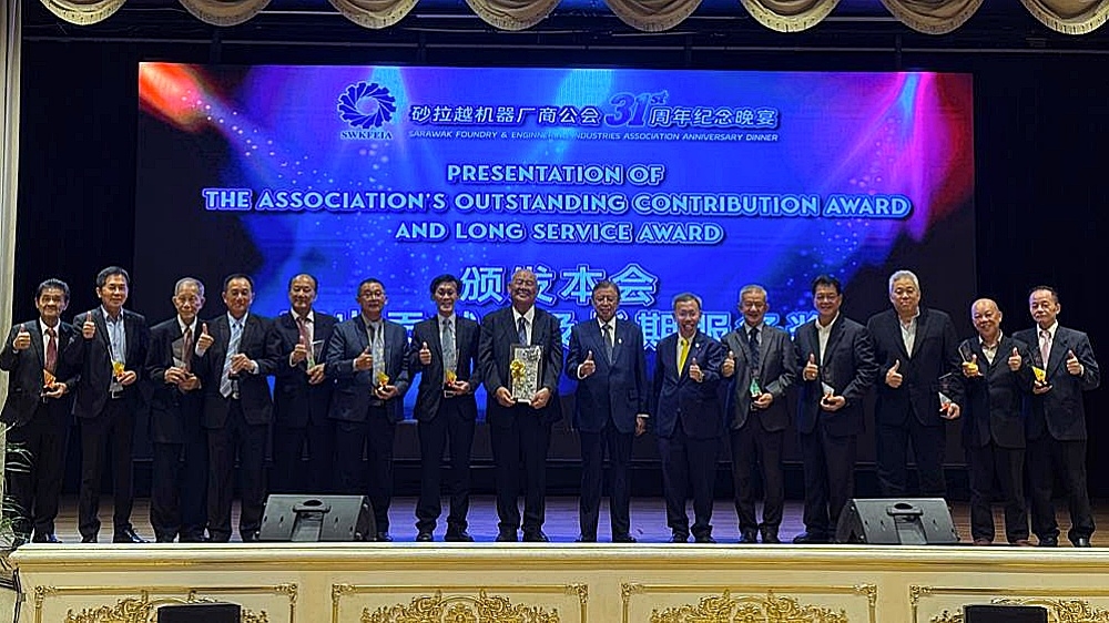 Abang Johari (seventh right) joins recipients of the association’s Outstanding Contribution Award and Long Service Award for a group photo at the event on October 4, 2025. — The Borneo Post pic