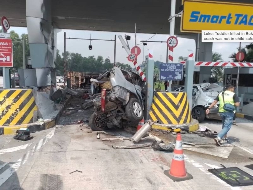 The Bukit Kajang toll plaza crash on September 27, 2025 involved a three-tonne lorry carrying scrap iron, a Nissan X-Trail (four-wheel drive), a Honda City, and a Proton X70. — Picture via Facebook