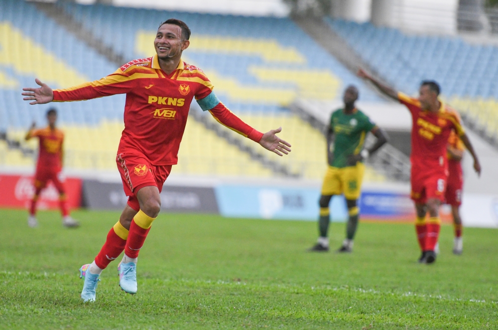 Mohamad Faisal Abdul Halim celebrates scoring a third goal for his team Selangor FC. — Bernama pic
