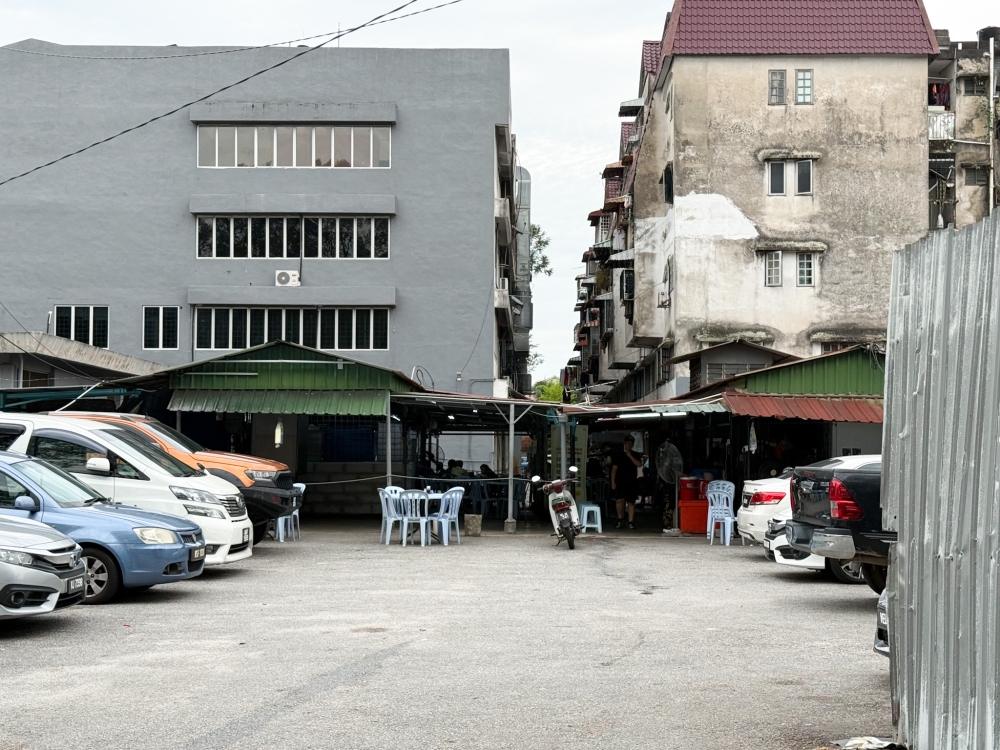 Inside a compound, one can easily park the car right next to the stall. — Picture by Lee Khang Yi