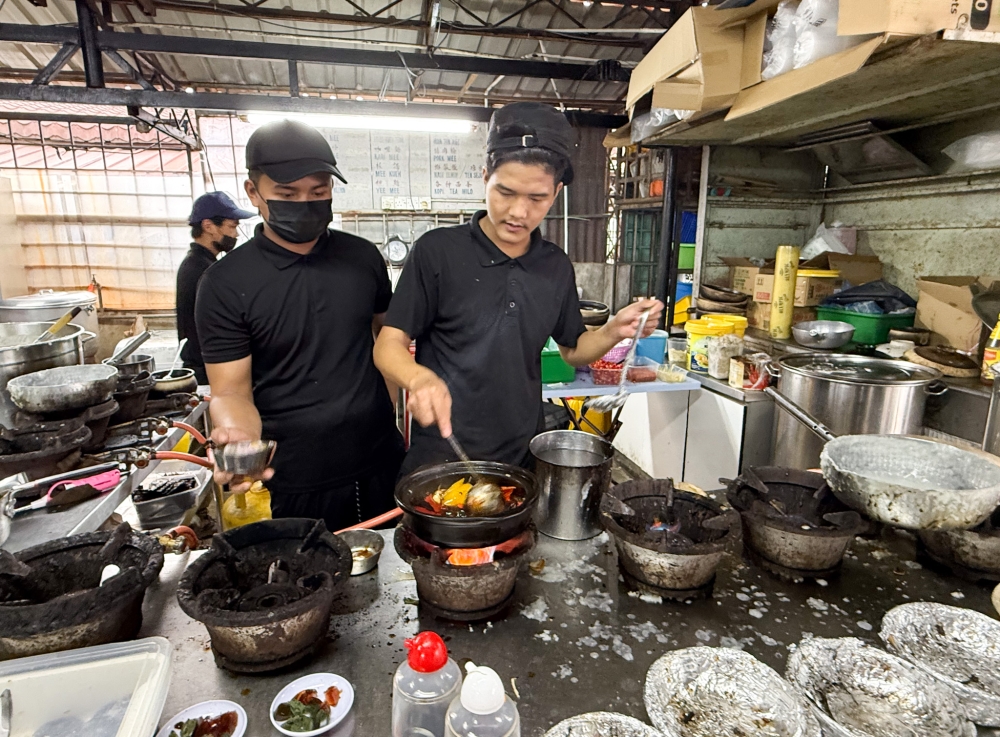 Some dishes like the Kungpo Farm Frog is cooked 'á la minute'. — Picture by Lee Khang Yi