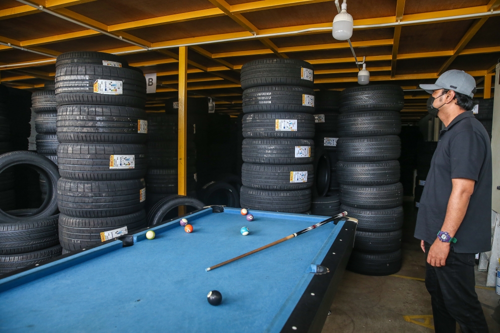 The Malaysian Anti-Corruption Commission (MACC) personnel raided an illegal tyre warehouse in Shah Alam on September 29, 2025. — Picture by Yusof Isa