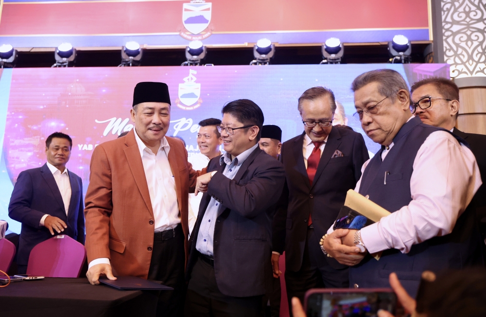 Sabah Chief Minister Datuk Seri Hajiji Noor (second left) announces the dissolution of the Sabah State Legislative Assembly during a press conference after a meeting with state government assemblymen at Menara Kinabalu today. — Bernama pic