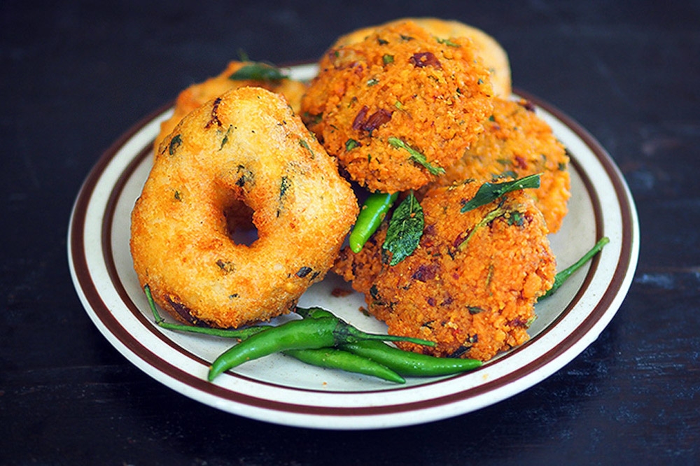 The fluffy ‘uluntu vadai’ and crunchy ‘masala vadai’ from Best Vadai. — Picture by Lee Khang Yi
