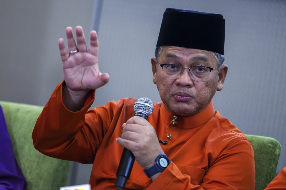 Minister in the Prime Minister’s Department (Religious Affairs) Datuk Dr Mohd Na’im Mokhtar said that in Malaysia’s context as an Islamic country and global halal hub, serving alcoholic beverages at government-related official events could harm the country’s image and cause public unease. — Bernama pic