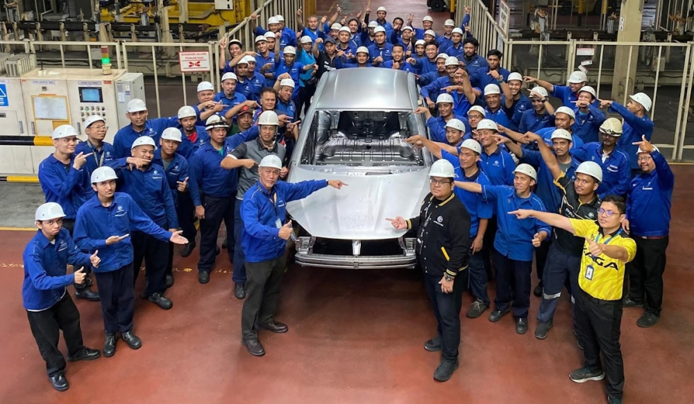 Proton’s Shah Alam plant, which produced over four million vehicles since 1985, rolled out its final Saga on September 30 as operations officially move to Tanjung Malim. — SoyaCincau pic