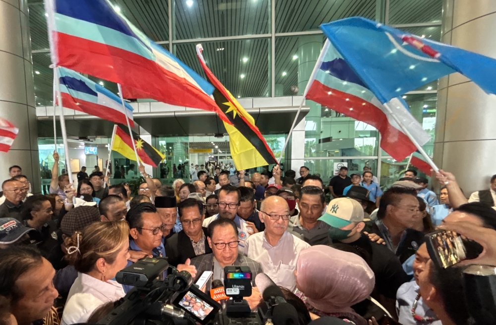 Datuk Seri Jeffrey Kitingan arrives at Kota Kinabalu International Airport, greeted by hundreds of supporters waving Sabah flags and banners. — Picture by Julia Chan