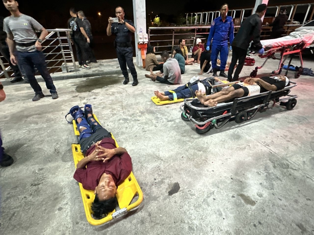 Johor Bahru Malaysian Civil Defence Force (APM) personnel assisting the injured boat passengers after a collision with a marine police vessel at the Malaysian Maritime Enforcement Agency Jetty in Gelang Patah in Iskandar Puteri today, Oct 8, 2025. — Picture by courtesy of the Malaysian Civil Defence Force