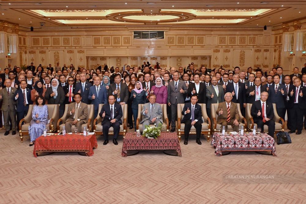 Abang Johari (seated centre) in a group photo with (seated from 2nd left) Abdul Karim, Abu Bakar, Dr Rundi, and Sikie and other guests at the summit. — Sarawak Information Dept pic