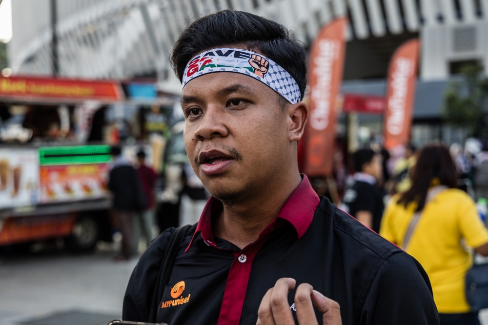 Muhammad Azhad Rusyaidi Addinass, 23, vice-president of Unisel's student representative council, arrived with a group of 30 students from Shah Alam by bus. — Picture by Firdaus Latif