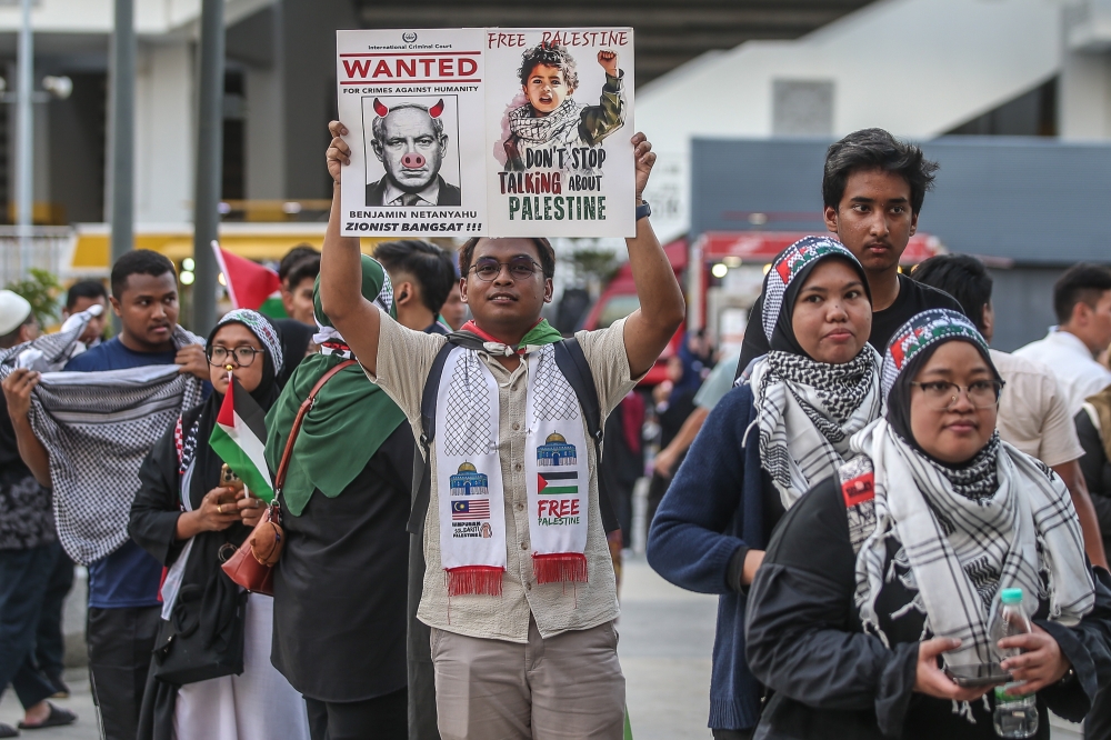 The crowd, made up of students, civil servants, activists and retirees, came in droves — many by bus — carrying placards with slogans like ‘From the river to the sea', waving flags, and wearing ‘kaffiyehs' and Palestine-themed headbands to show their support. — Picture by Firdaus Latif