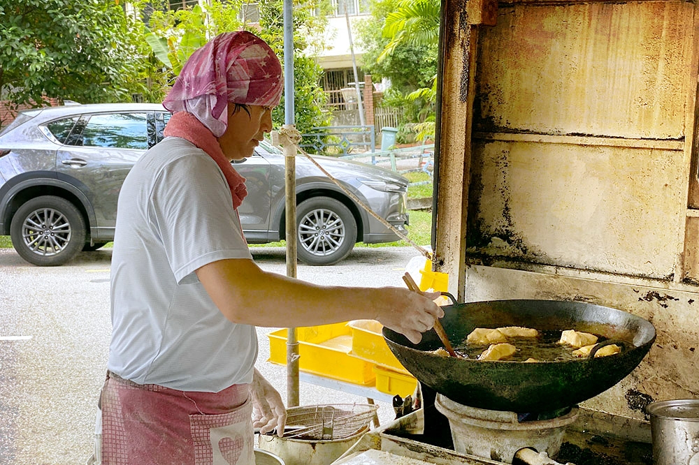 Cooking the fritters in the oil. — Picture by CK Lim
