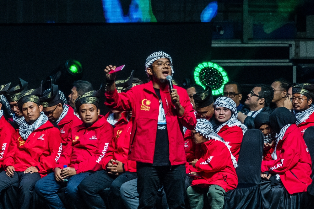 Preacher PU Rahmat shares his tale during the Gaza Solidarity Gathering at Axiata Arena in Bukit Jalil, Kuala Lumpur on October 8, 2025. — Picture by Firdaus Latif