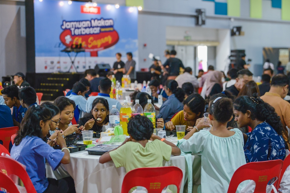 A total of 677 underprivileged children were celebrated via the Eco-Shop Grand Feast with Che Sayang programme, themed ‘One Smile, A Thousand Meanings,' held recently at the Malaysia Agro Exposition Park Serdang (MAEPS), October 9, 2025. — Bernama pic 