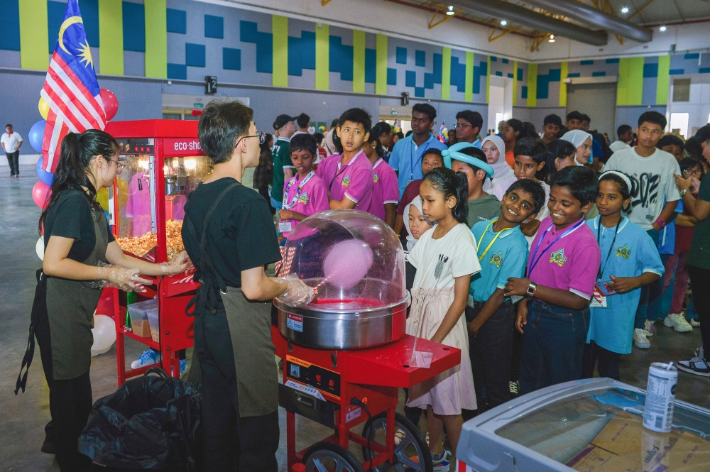 The children lining up for cotton candy and popcorn. — Bernama pic 
