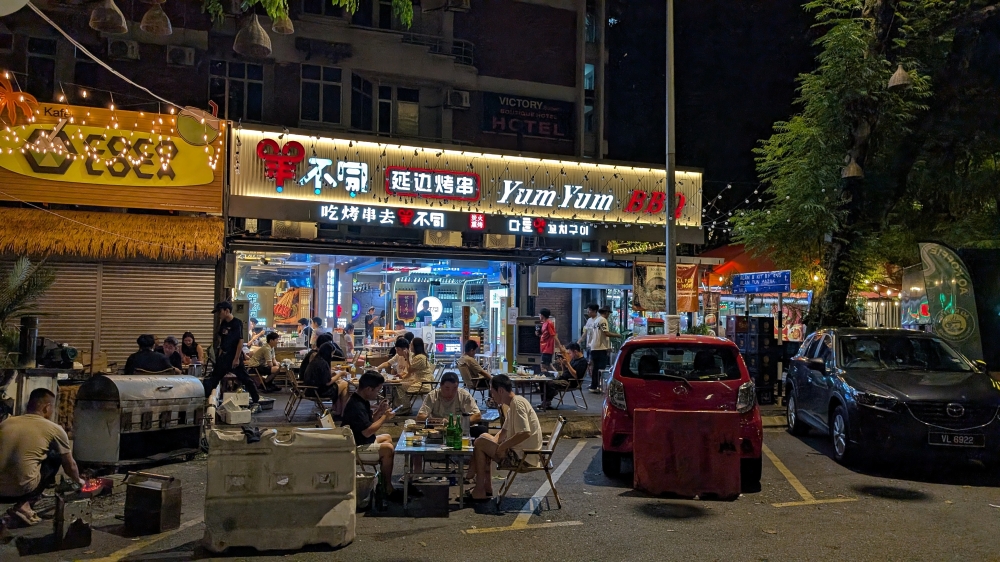 The sign may have Korean words, but this is a firmly Chinese spot, down to the low chairs, smoking patrons and watery Tsingtao beer. — Picture by Ethan Lau