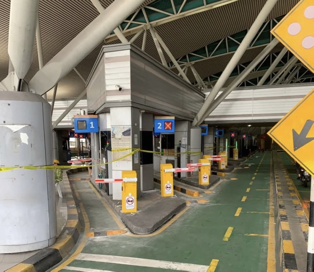 The motorcycle lane counters at both Johor-Singapore land border crossings will have the National Integrated Immigration System (MyNIISe) application QR Code scanners by October 15 — Picture via Facebook/Mohamad Fazli Mohamad Salleh