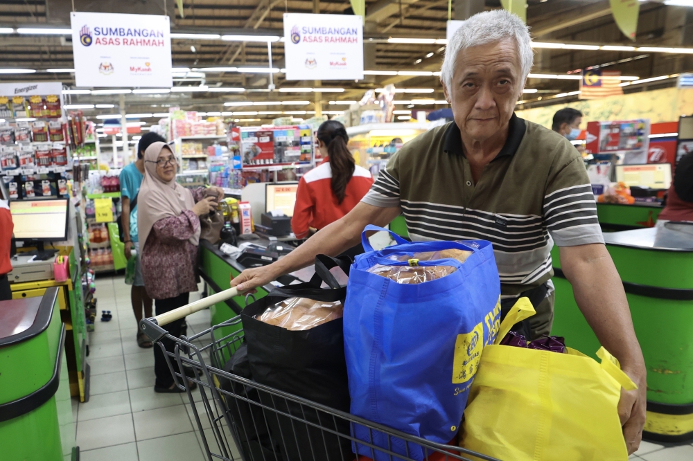 Prime Minister Datuk Seri Anwar Ibrahim said the one-off RM100 credit through MyKad under the expanded Sumbangan Asas Rahmah (Sara) initiative will be distributed in mid-February next year to help the public prepare for the Ramadan month and Chinese New Year celebration. — Bernama pic