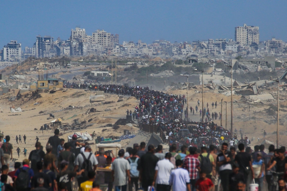 Full of grief after two years of war but glad to be going home, thousands of displaced Palestinians set off across the Gaza Strip on Friday, as a truce between Israel and Hamas took hold. — AFP pic