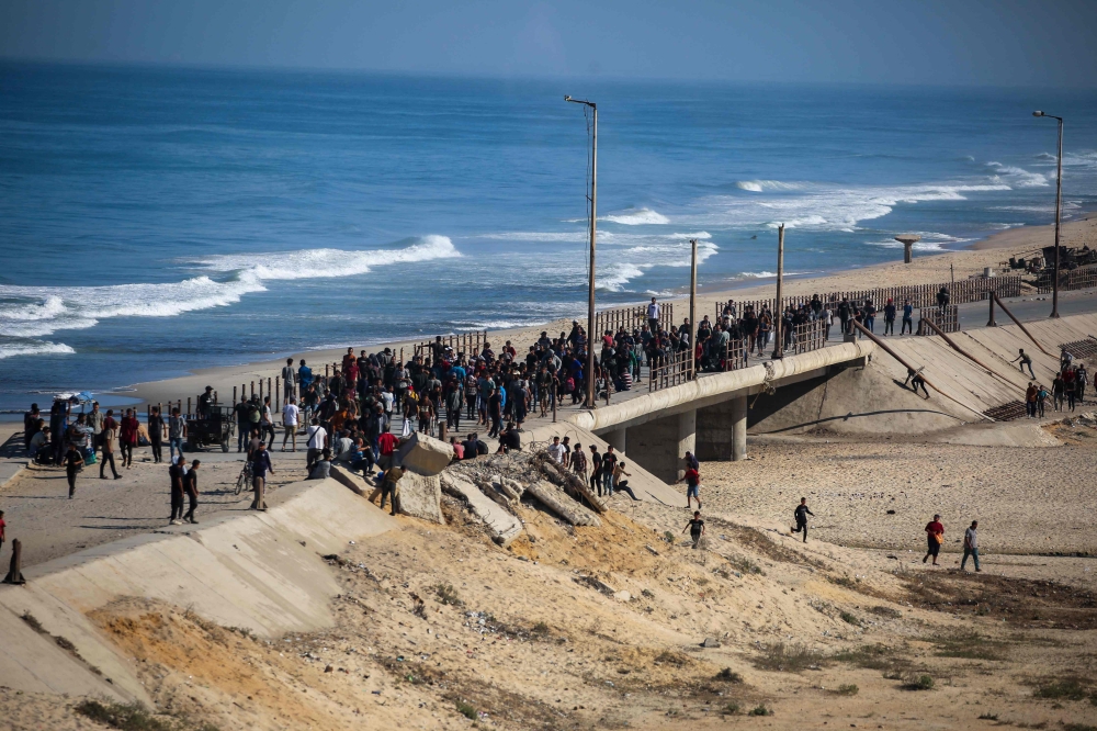 In the southern city of Khan Yunis, dozens walked back to their homes on paths cleared through piles of rubble accumulated from over two years of war and air strikes, an AFP journalist reported. — AFP pic 