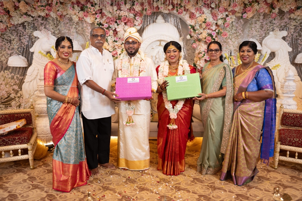 Penang Hindu Association (PHA) president Datuk P. Murugiah (2nd left) presenting wedding gifts to Sharmmila and Jagghen, the tenth couple to get married through ‘Suyamvaram’. — Picture courtesy of PHA