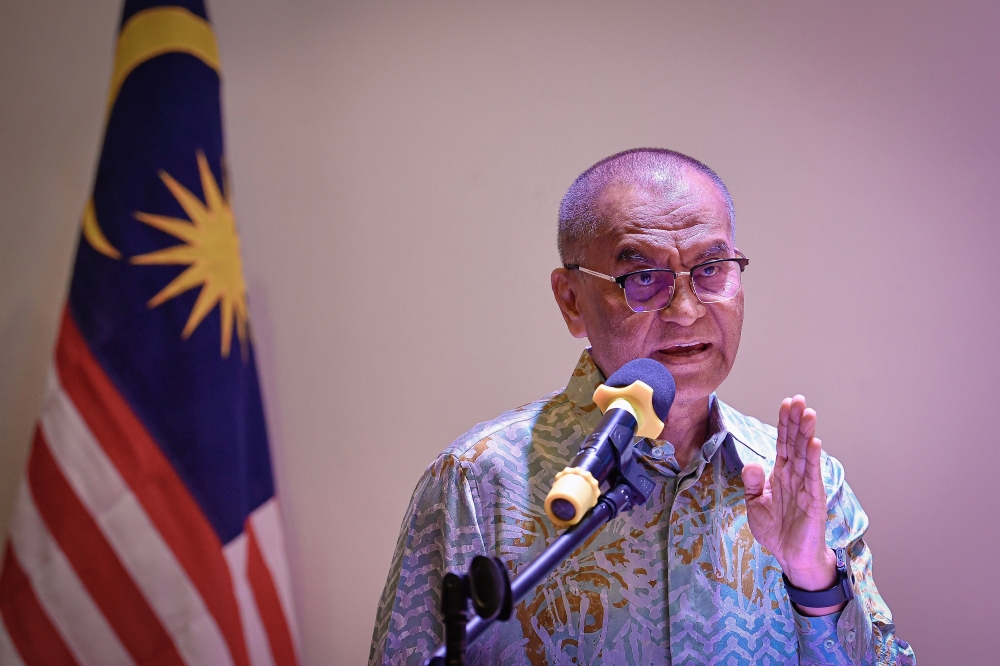 Health Minister Datuk Seri Dr Dzulkefly Ahmad confirmed that laboratory tests showed the child tested positive for Influenza A, but added that the primary complication was brain inflammation, which led to seizures. — Bernama pic