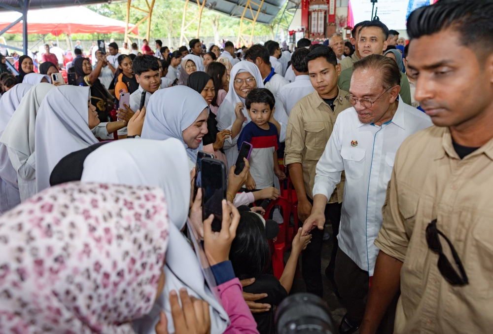 Prime Minister Datuk Seri Anwar Ibrahim interacts with students during the Madani Deepavali 2025 Contribution Ceremony at Sekolah Menengah Jenis Kebangsaan Poi Lam, Ipoh, October 11, 2025. — Bernama pic