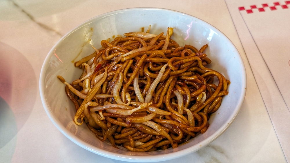 The club noodle tastes like a really good vegetarian fried noodle, but with chicken fat. — Picture by Ethan Lau