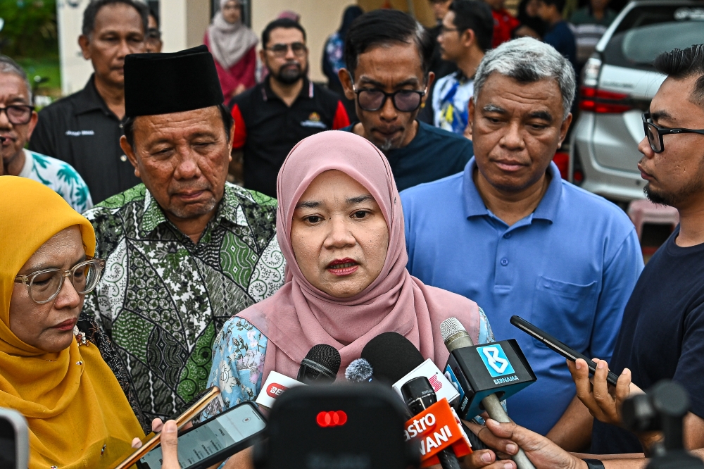 Education Minister Fadhlina Sidek (centre) responds to reporters’ questions during a press conference in Kampung Masjid, Nilai, on September 28, 2025. — Bernama pic