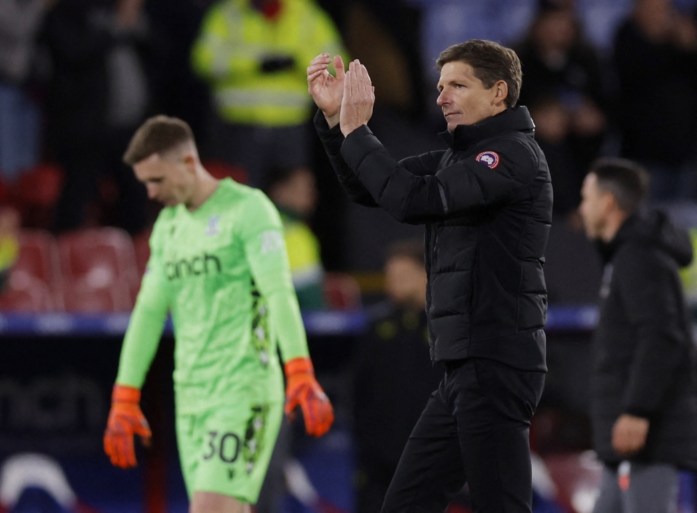 Crystal Palace manager Oliver Glasner applauds fans after the match against Newcastle United April 25, 2024. ― Action Images via Reuters/Andrew Couldridge