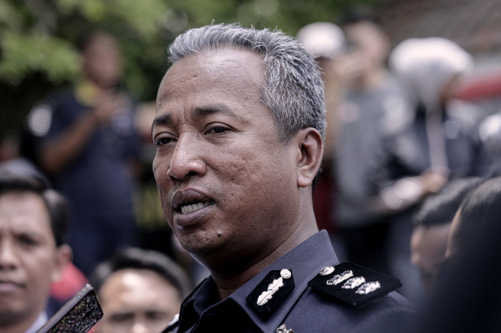 Petaling Jaya district police chief ACP Shamsudin Mamat said the body of the 16-year-old schoolgirl, who was fatally stabbed in Bandar Utama, was claimed by her family this morning after the post-mortem at UMMC. — Bernama pic