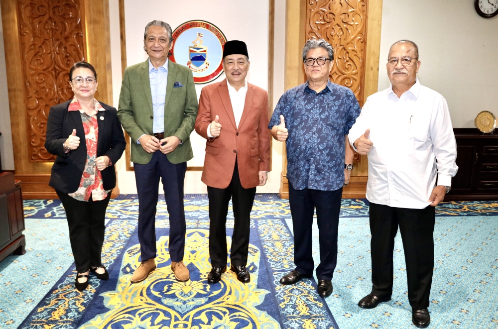 Four of the assemblymen who resigned from the party (from left) Datuk Flovia Ng, Datuk Annuar Ayub, Datuk Ellron Angin, and Datuk Abidin Madingkir (far right) pose for a picture with caretaker Chief Minister Datuk Seri Hajiji Noor (centre).