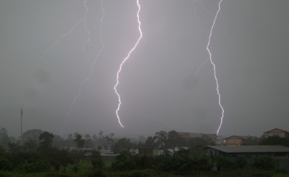 In a warning issued at 4.30pm today, MetMalaysia said the severe weather is expected to hit several areas in Kedah (Yan, Kuala Muda, Sik, Baling, Kulim, and Bandar Baharu) and Penang. — Bernama pic