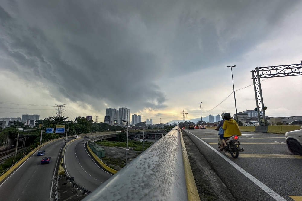 In a statement issued at 4.30pm today, MetMalaysia said adverse weather is forecast to affect Perlis, Kedah, Perak, Kelantan, Terengganu, Pahang, Selangor, Johor and Sabah. — Picture by Hari Anggara