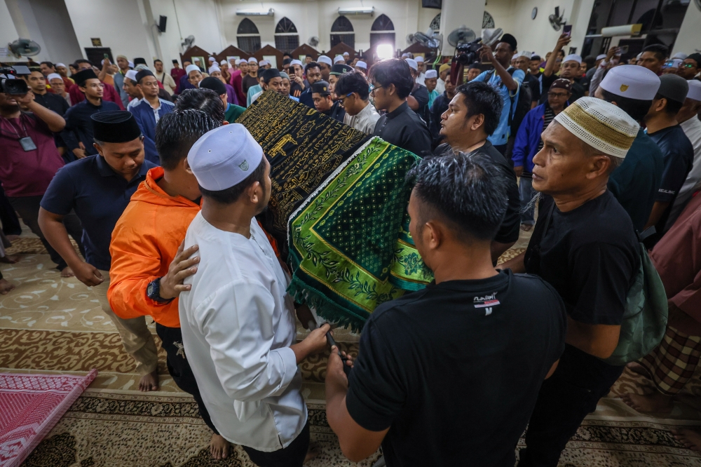 Mustaqqeem Mansor, the hiker found dead at the summit of Gunung Liang Barat in Perak, was laid to rest at the Muslim Cemetery of Masjid Jamek Nurussaadah, Lahar Tabut. — Bernama pic