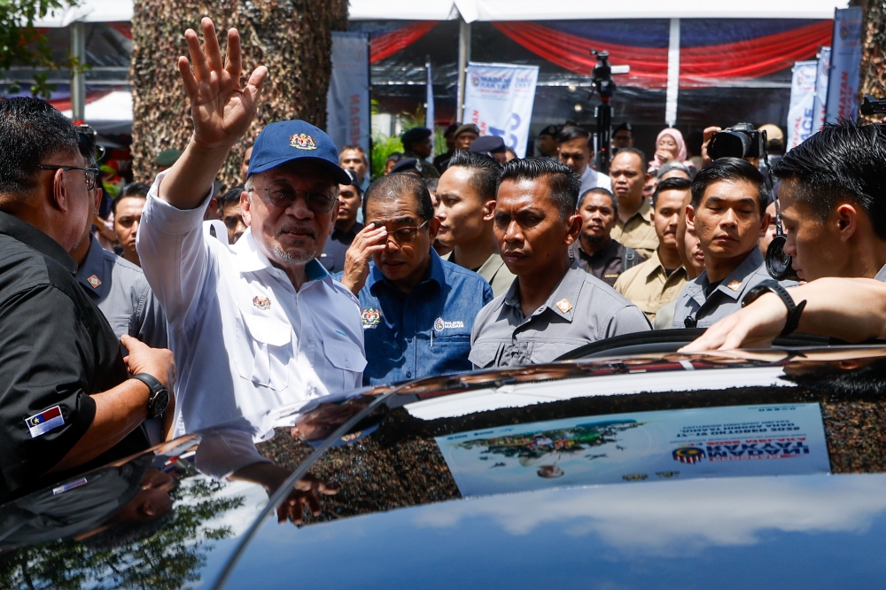 Prime Minister Datuk Seri Anwar Ibrahim waves to the crowd as he leaves the closing ceremony of the Madani Rakyat (PMR) 2025 Melaka Programme at Merlimau Polytechnic in Jasin October 19, 2025. — Bernama pic